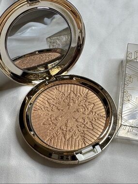 BNIB MAC Illuminating Happy Go Dazzlingly Opalescent Highlighter Warm Gold